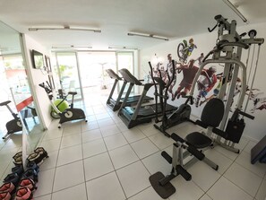 A gym with treadmills, stationary bikes, and weight machines. - Palm Beach Porto das Dunas - CE (Aquiraz)