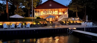 • Luxury Lake House ASL Retreat Great Fall Colors Wineries