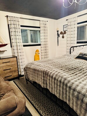 Room - Lakefront Luxury Escape • 4BR/3BA • Sleeps 12+ • • Built for Big Groups (Lupton)