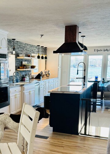 

Lakefront Retreat Venue Dock, Swim Raft, Firepit, Sleeps 12. All Sports Lake