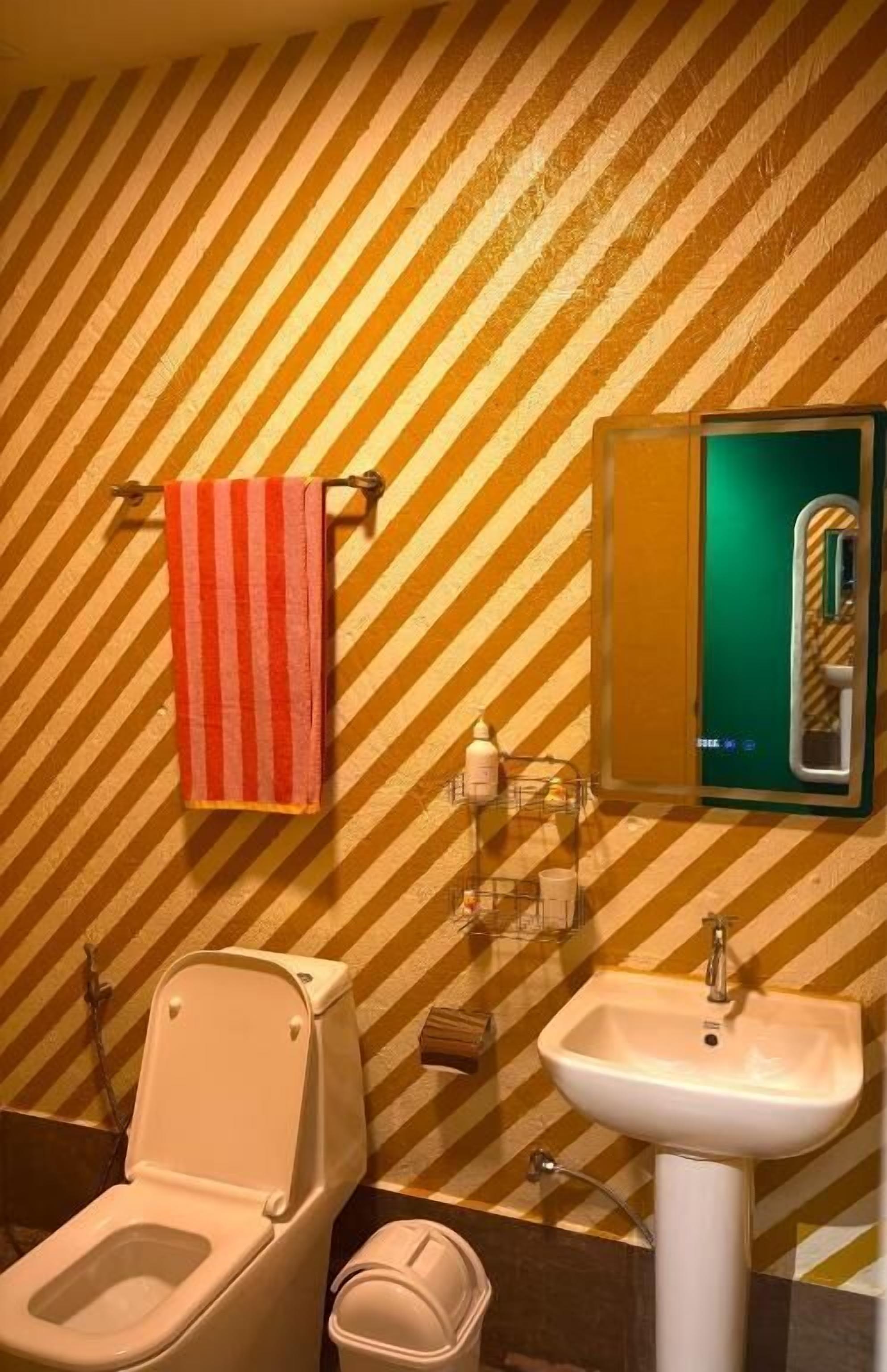Habitación doble | Baño | Ducha, secador de pelo, toallas y jabón