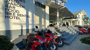 A hotel with a list of amenities including art classes, a bar, and a bike rental service. - Centerpoint Koh Phangan (Ko Pha-ngan)