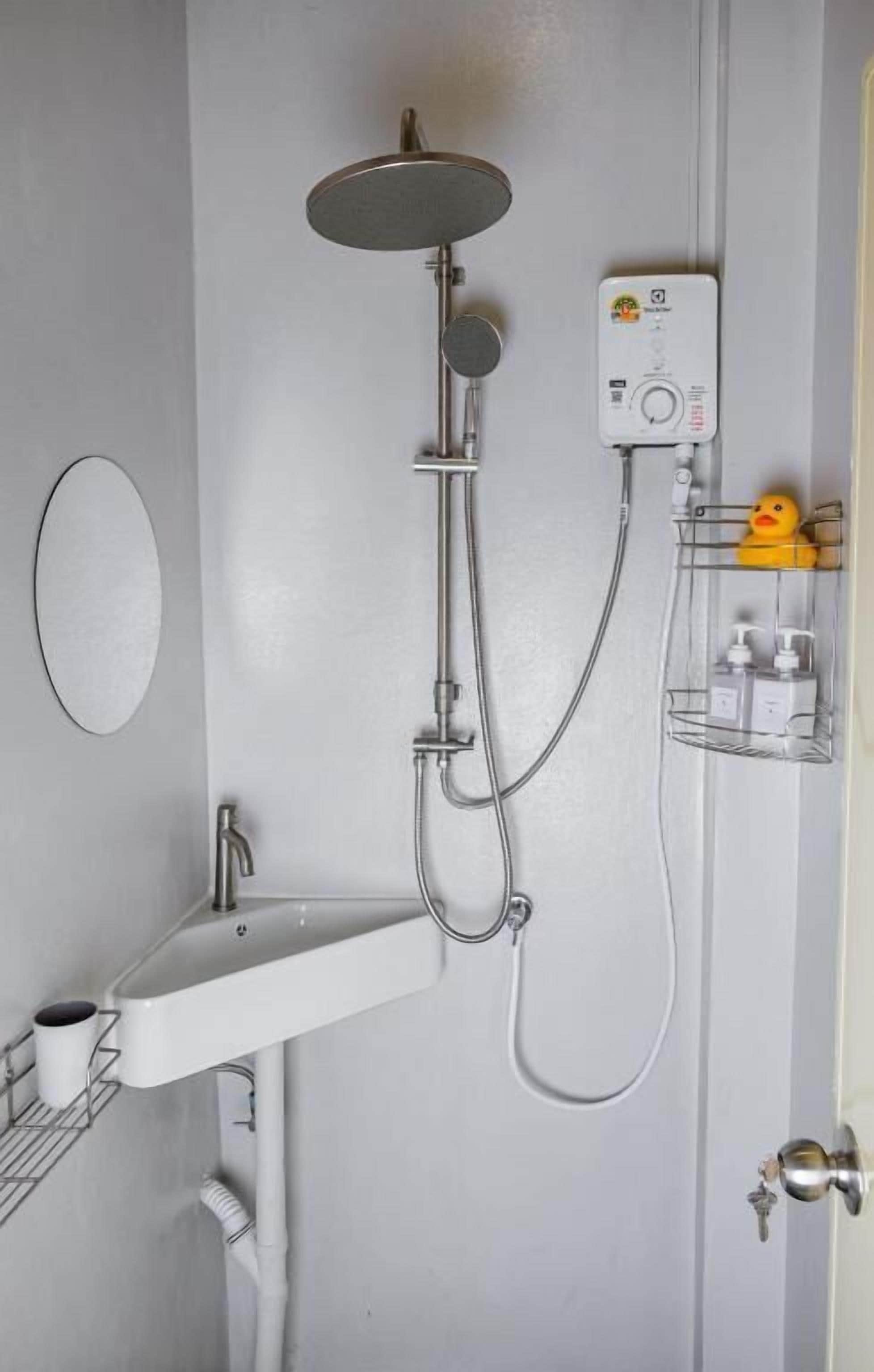 Dortoir Partagé | Salle de bain | Douche, sèche-cheveux, serviettes fournies, savon