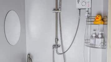 Dortoir Partagé | Salle de bain | Douche, sÚche-cheveux, serviettes fournies, savon