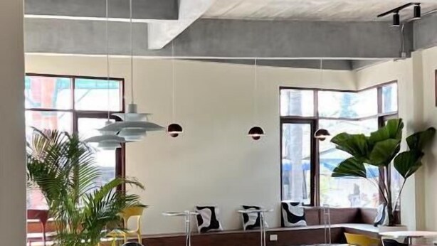 A spacious room with a high ceiling, large windows, and a central table with chairs. - Centerpoint Koh Phangan (Ko Pha-ngan)