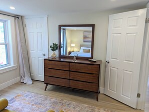 2 bedrooms, iron/ironing board, Internet, bed sheets - Modern Comfort. Enjoy this centrally located and stylish apartment! (Marlborough)