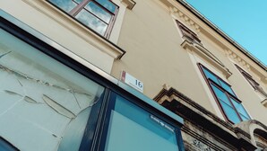 A building with a number '16' sign, a window with a broken pane, and a clear blue sky. - Lilians cozy apartment JAKO 3a (Graz)