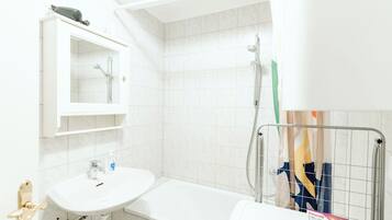 Haartrockner, Handtücher, Seife, Toilettenpapier