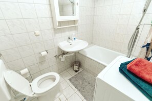 Sèche-cheveux, serviettes fournies, savon, papier toilette