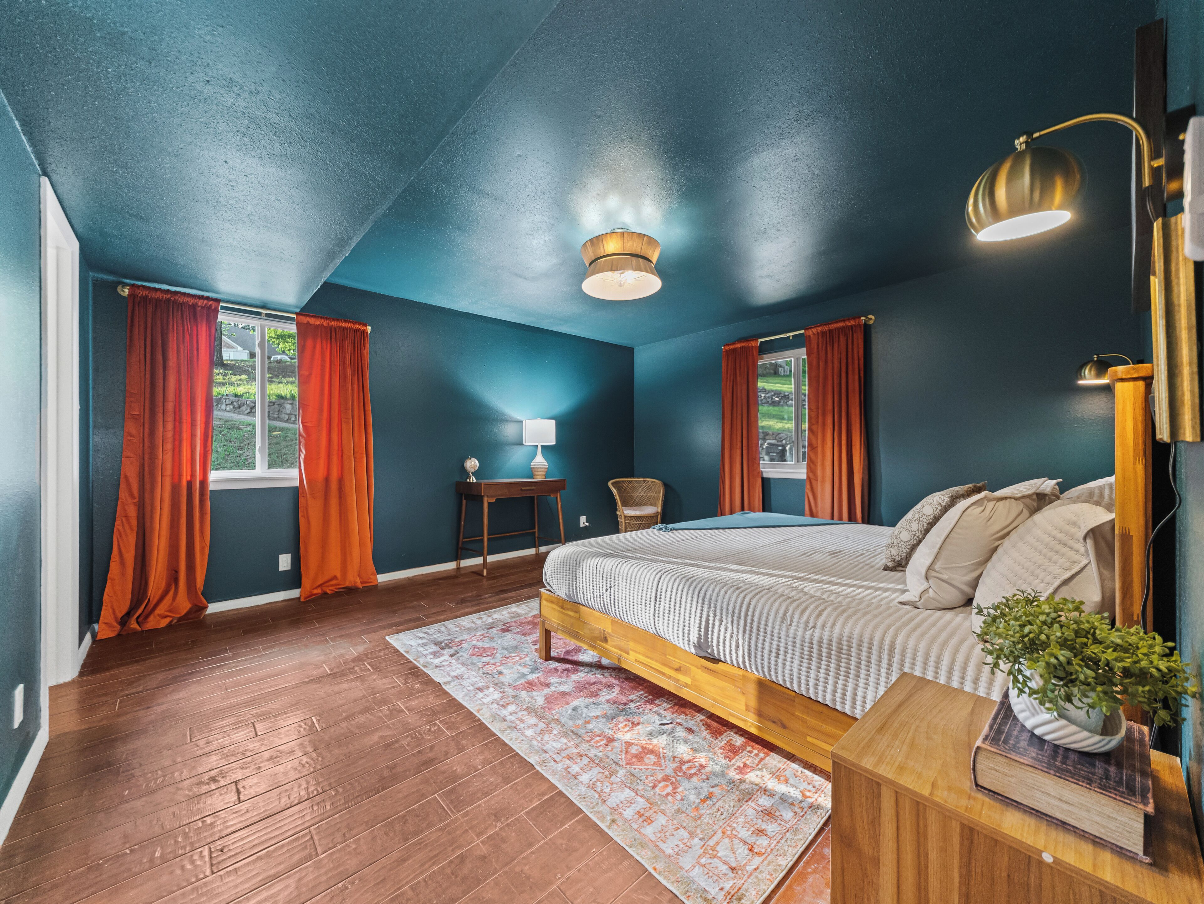 4 bedrooms, desk, iron/ironing board, free WiFi