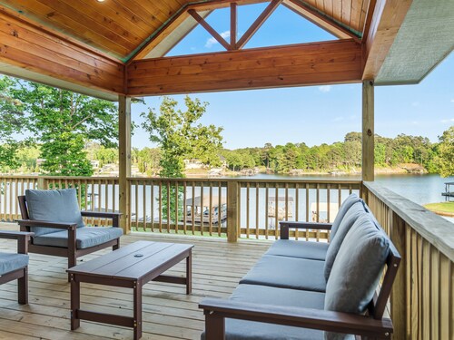 Peaceful 4-bedroom Lake Hamilton Cottage w/ Hot Tub, Fire Pit, Game Room + More