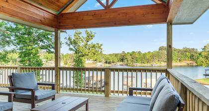 Peaceful 4-bedroom Lake Hamilton Cottage w/ Hot Tub, Fire Pit, Game Room + More