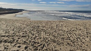 A beach with footprints, a clear sky, and a distant shoreline. - 2 bedroom apartment 1 minute walk from Cortegaça beach - Refugio do Surf Cortegaça (Cortegaça)