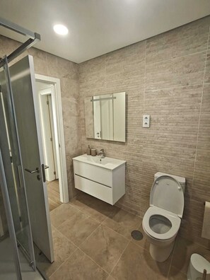 Douche, serviettes fournies, papier toilette