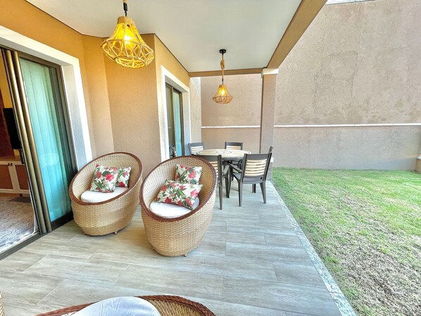 Basic Apartment | Outdoor dining