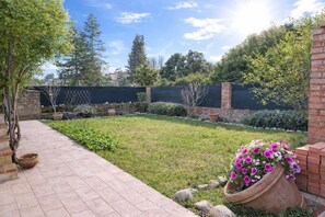 Property grounds - The Rose Cottage - Holiday home with garden in Umbria (Tavernelle)