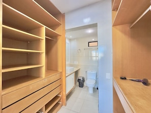 Basic Apartment | Bathroom
