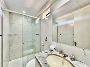 Basic Apartment | Bathroom