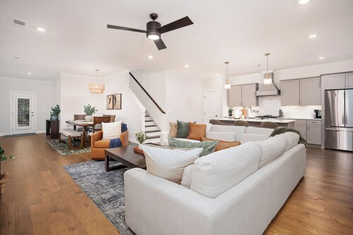 Peaceful AU Club Townhome / 3 Bed 3.5 Bath