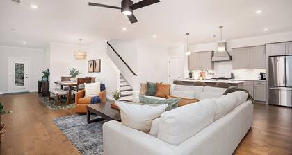 Peaceful AU Club Townhome / 3 Bed 3.5 Bath