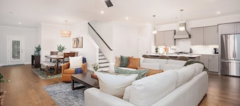 Peaceful AU Club Townhome / 3 Bed 3.5 Bath
