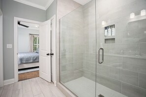 Shower, hair dryer, towels, soap - Peaceful AU Club Townhome / 3 Bed 3.5 Bath (Auburn)