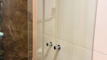 Secador de cabelo, toalhas de banho, sabonete, shampoo
