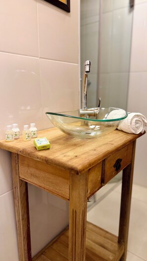 Haartrockner, Handtücher, Seife, Shampoo