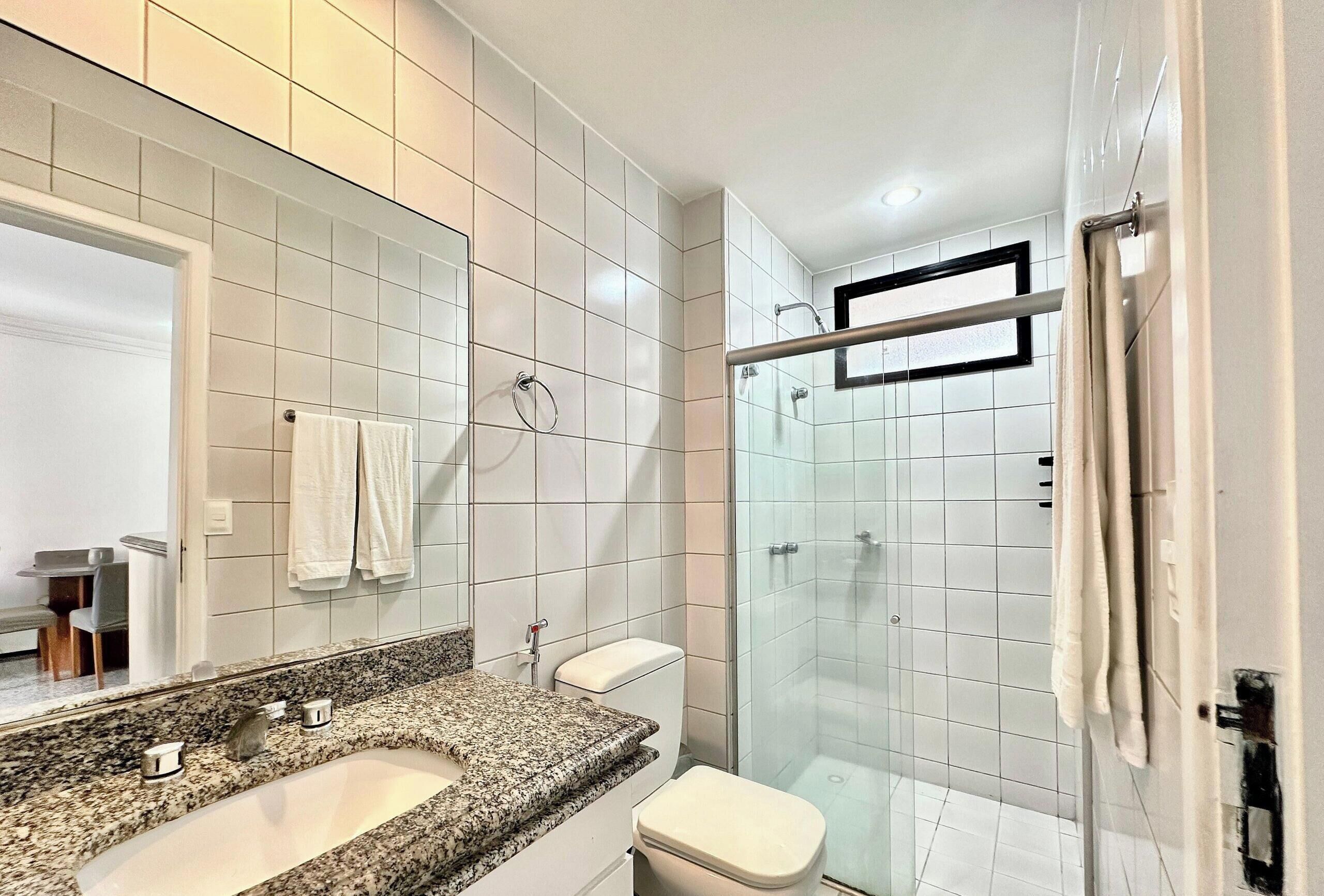 Basic Apartment | Bathroom