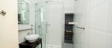 Douche, sèche-cheveux, serviettes fournies, savon