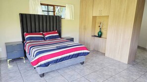 1 bedroom - Serene 1-bedroom Apartment With Garden & Shared Pool (Johannesburg)
