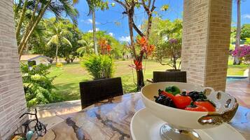 Villa | Outdoor dining