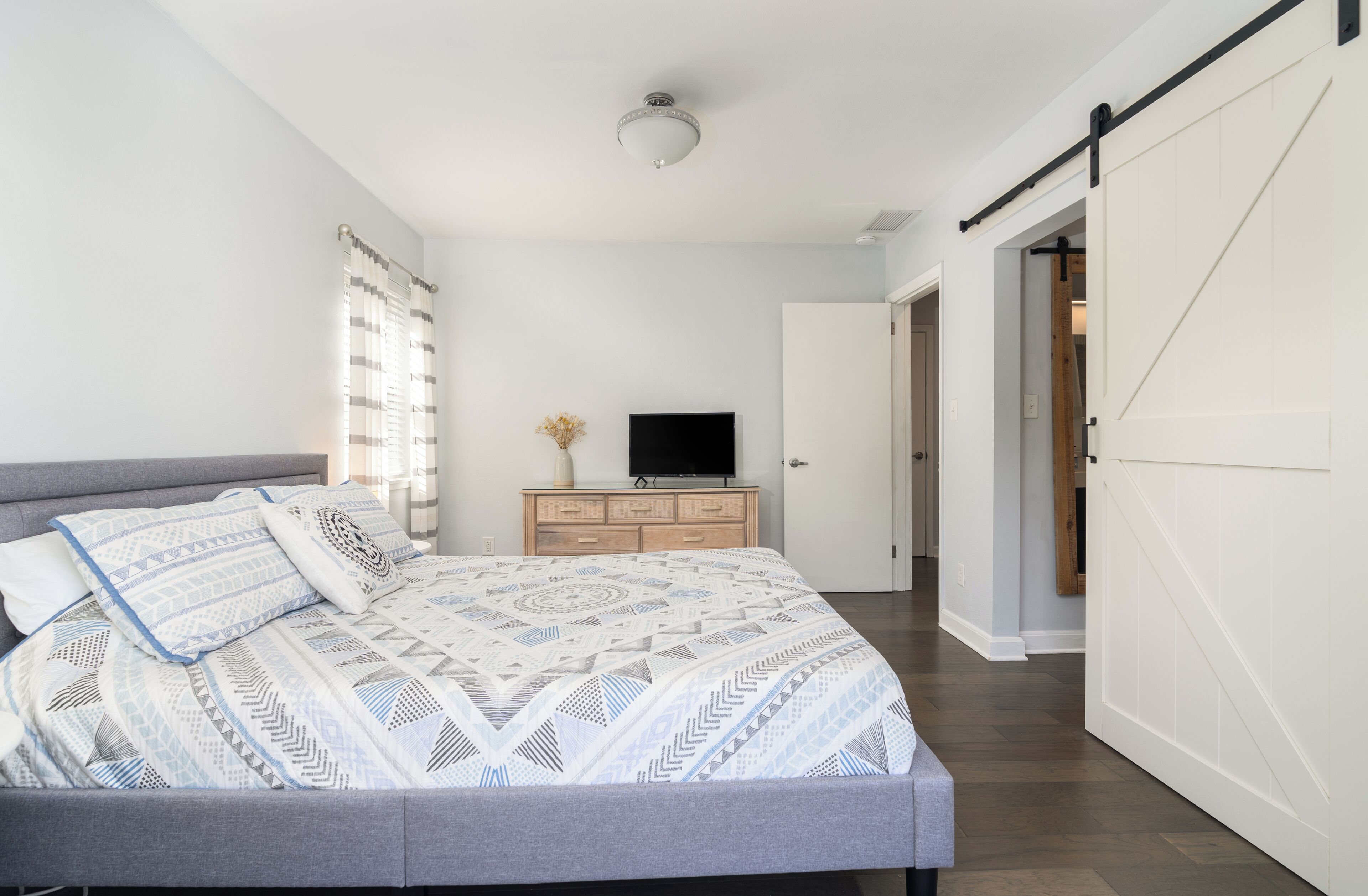 4 habitaciones, tabla de planchar con plancha y cuna de viaje 