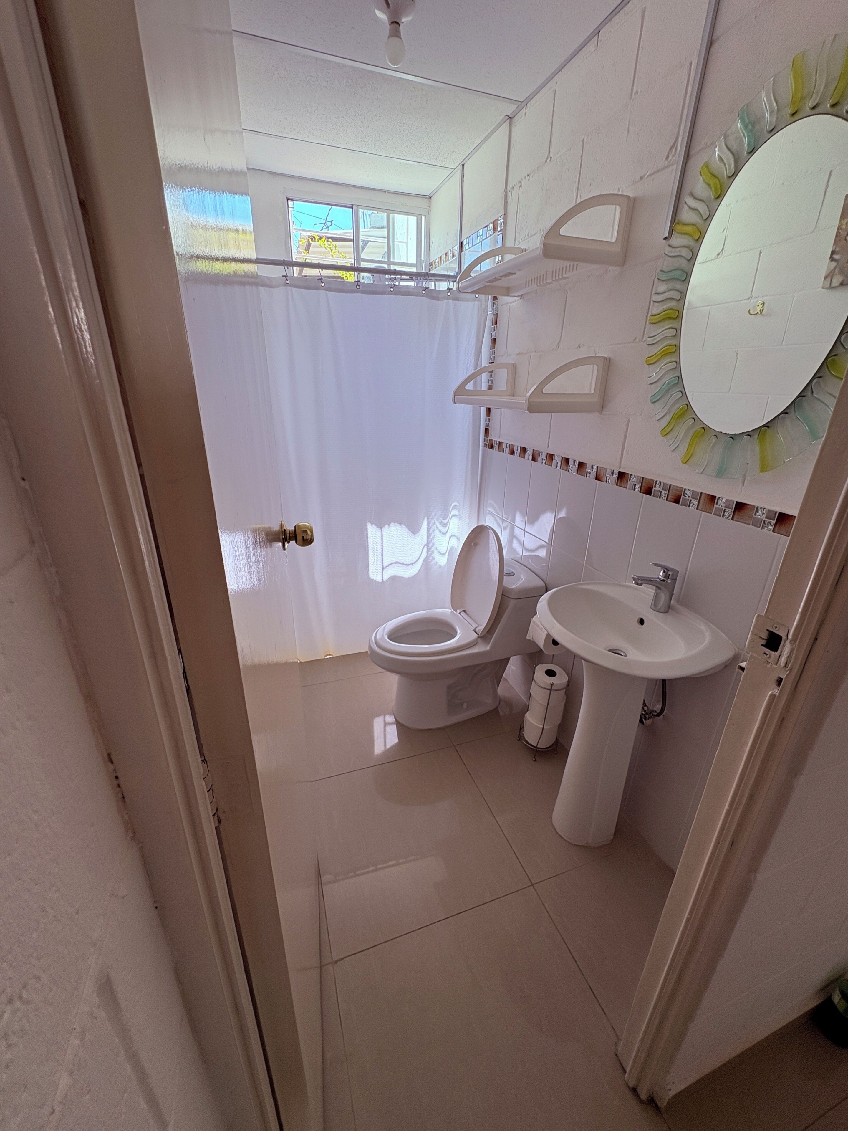 Ducha, secador de pelo, toallas, papel higiénico