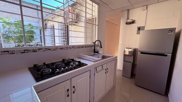Refrigerador, microondas, horno y parrilla de estufa