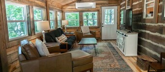 Tranquil Mountainside Cabin in Charming Mountain View with AC