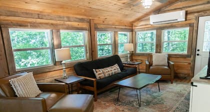 Tranquil Mountainside Cabin in Charming Mountain View with AC
