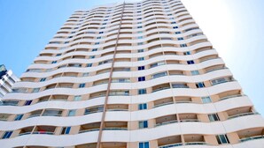 Un edificio moderno di grandi dimensioni con numerosi balconi.