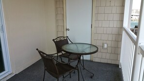 Outdoor dining - Cozy 2-bedroom condo in brilliant Ocean City with AC (Ocean City)