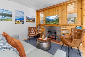 TV, books - River Cabin, Hot Tub, AC (Estes Park)