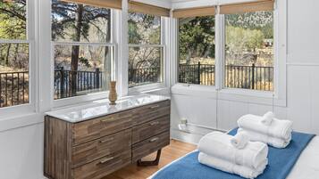 2 bedrooms, desk, WiFi, bed sheets