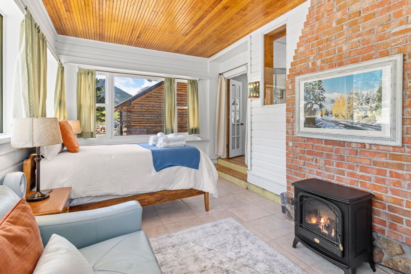2 bedrooms, desk, WiFi, bed sheets