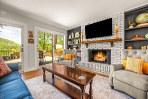 Living area - Treetop Escape   Mountain Views - Private Retreat (Lake Lure)