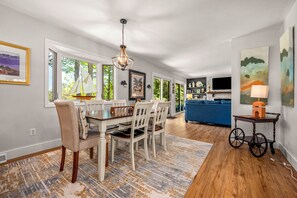 Dining - Treetop Escape   Mountain Views - Private Retreat (Lake Lure)