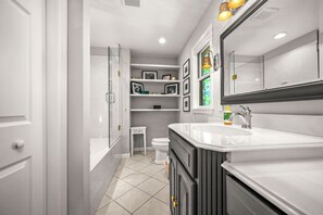 Dusche, Handtücher, Seife, Toilettenpapier