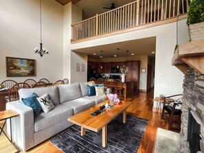 TV - Mountain Retreat: Privacy & Comfort at 4,400 ft (Mars Hill)