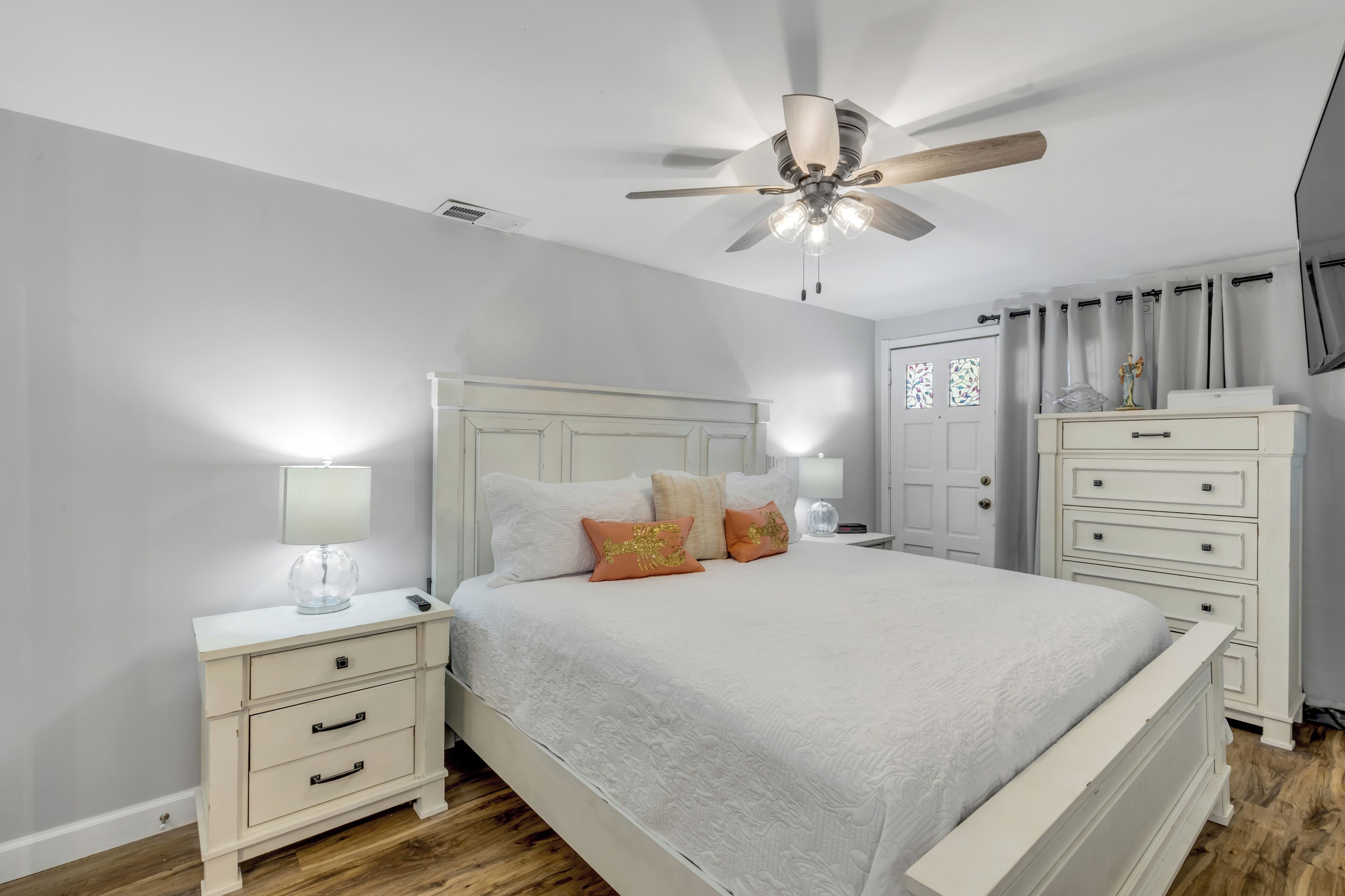 3 habitaciones, tabla de planchar con plancha, internet y ropa de cama 