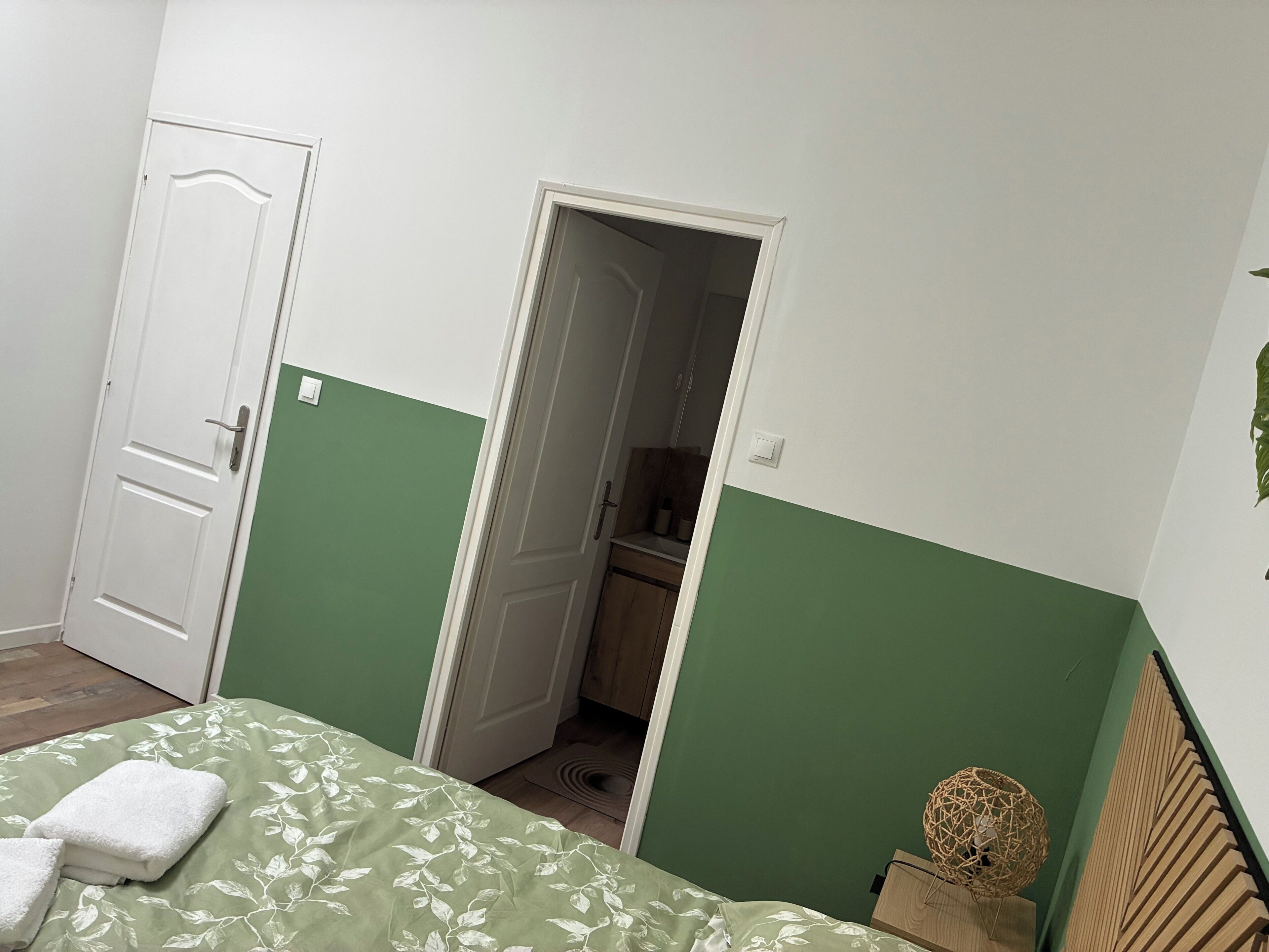 2 bedrooms, internet, bed sheets
