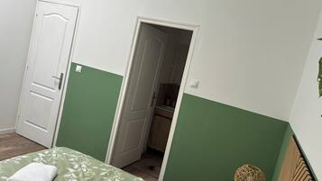 2 bedrooms, internet, bed sheets