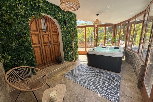 Indoor spa tub